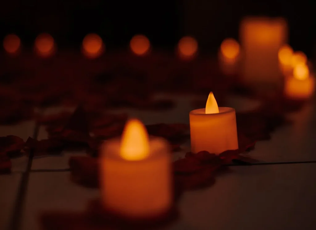 Kaarslicht en rozenblaadjes in een sfeervolle slaapkamer