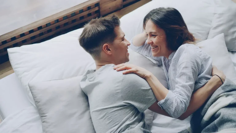 Lachend stel samen in bed met ontbijt